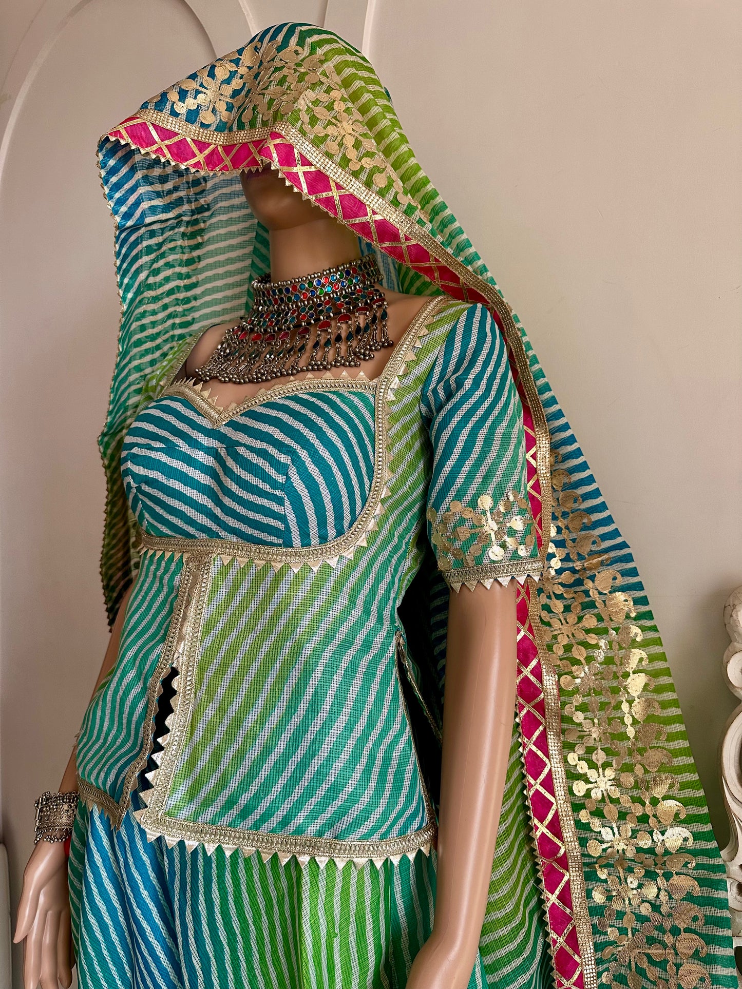 Maehervaana Neel Lehenga