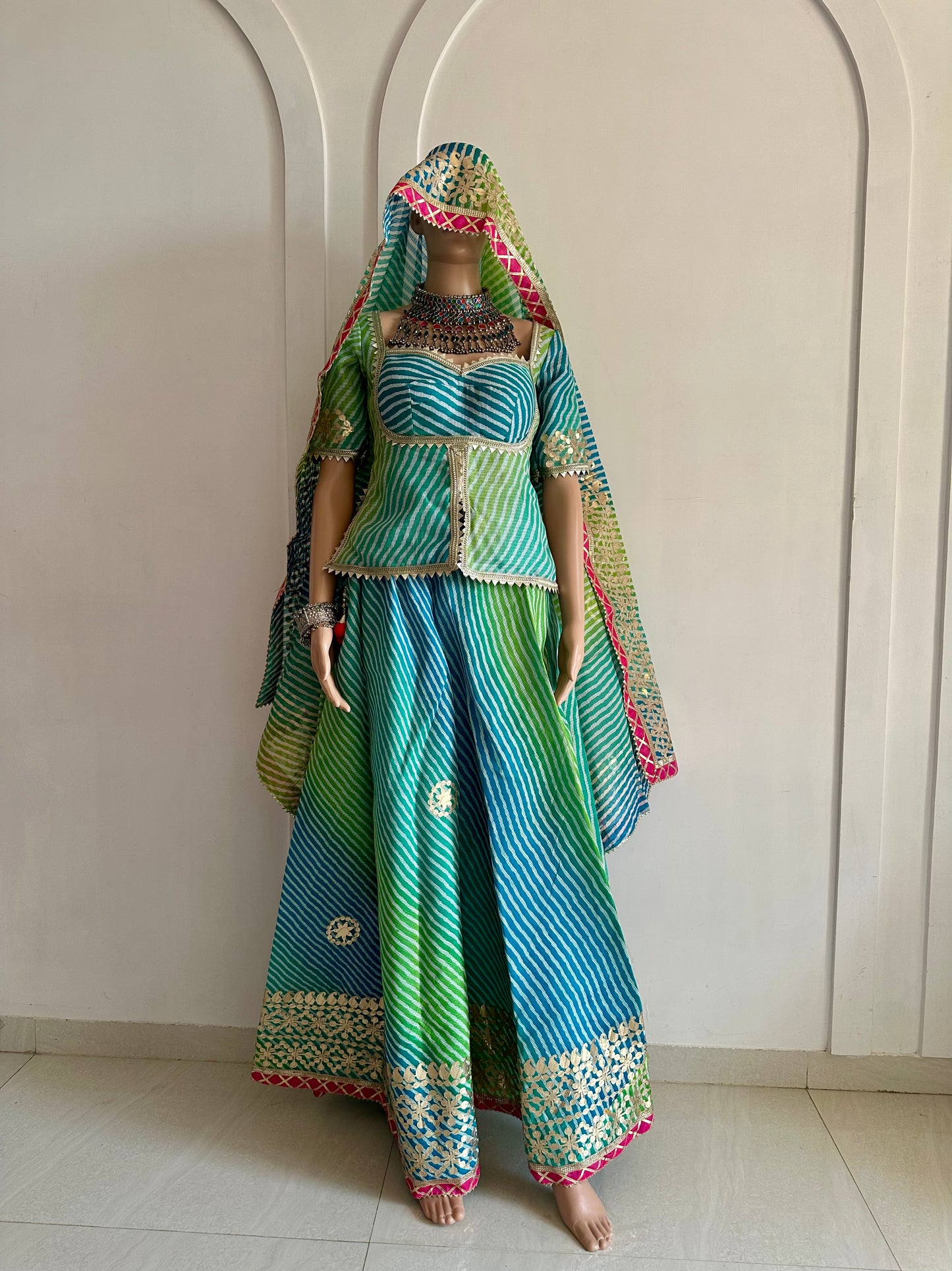 Maehervaana Neel Lehenga