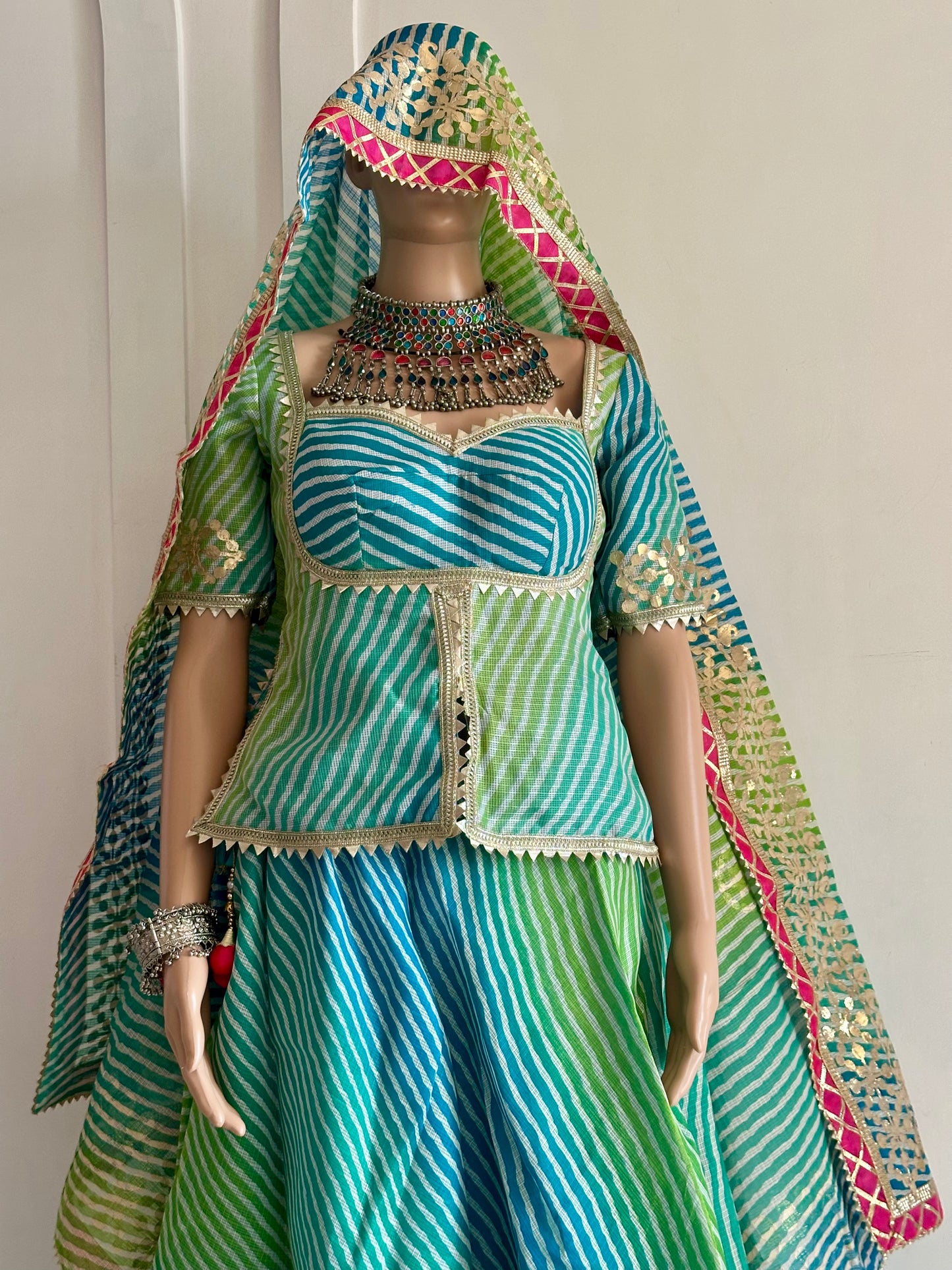 Maehervaana Neel Lehenga